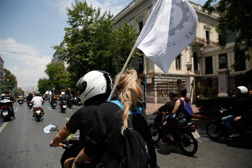 Στιγμιότυπο από πορεία ντελιβεράδων στο κέντρο της Αθήνας (Eurokinissi/Στέλιος Μίσινας)