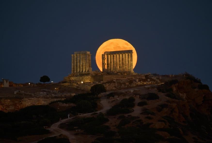 Η πανσέληνος του Ιουλίου ξεπροβάλλει πίσω από τον ναό του Ποσειδώνα στο Σούνιο (AP) Η πανσέληνος του Ιουλίου ξεπροβάλλει πίσω από τον ναό του Ποσειδώνα στο Σούνιο (AP)
