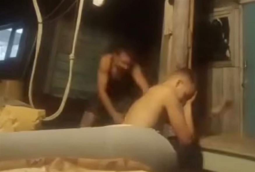 Η φρικιαστική στιγμή που ρώσος έφεδρος δέχεται χτύπημα από βαριοπούλα για να αποφύγει την επιστράτευση (Video Capture)