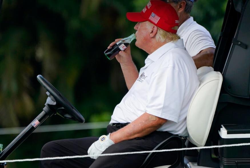 Ο Ντόναλντ Τραμπ ενώ πίνει Coca-Cola/AP Photos
