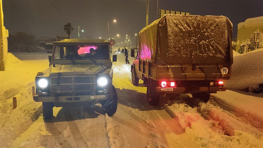 Στρατιωτικά οχήματα με νερά και κουβέρτες στην είσοδο της Αττικής Οδού στα Βριλήσσια τα ξημερώματα της 25ης Ιανουαρίου, σχεδόν 24 ώρες μετά τον εγκλωβισμό των χιλιάδων αυτοκινήτων