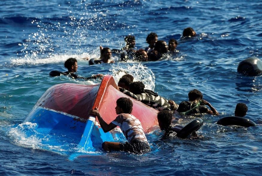 Πλοιάριο φτάνει στις ακτές της Λαμπεντούζα (φωτογραφία αρχείου / Associated Press)