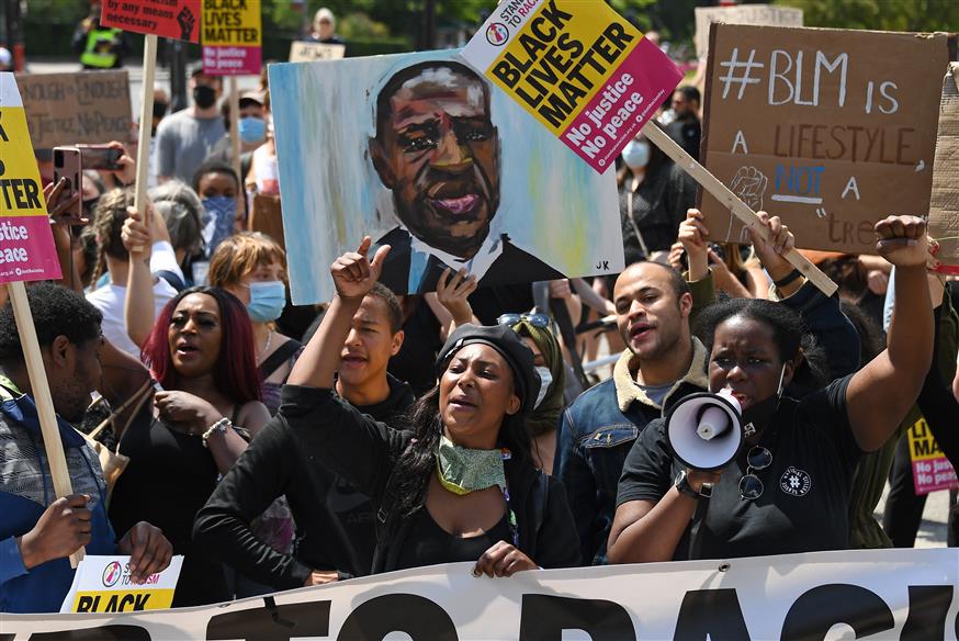 Η Sasha Johnson, στο κέντρο, σε διαδήλωση του κινήματος Black Lives Matter στο Hyde Park του Λονδίνου/ copyright: AP PHOTOS