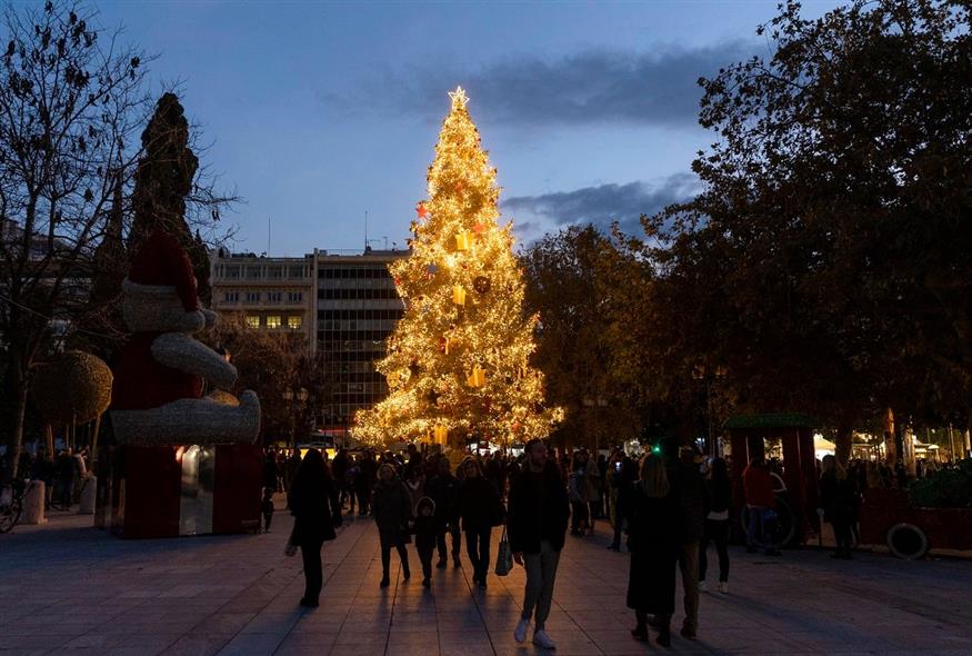Χριστούγεννα στο κέντρο της Αθήνας, Δεκέμβριος 2022 (AP Photo/Yorgos Karahalis)