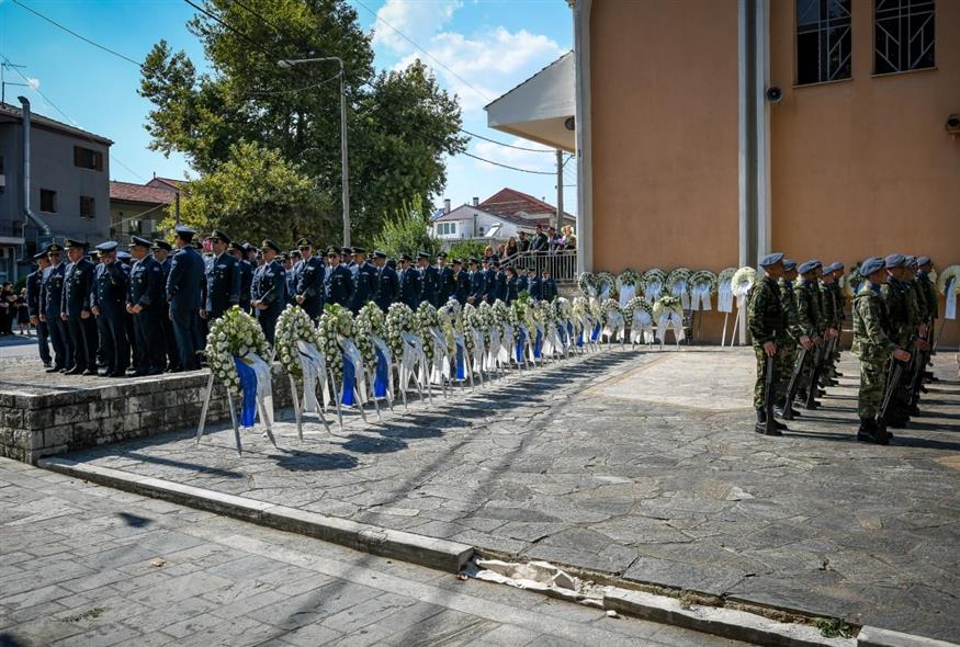 Κηδεία Δημήτρη Πέτρου (ΛΕΩΝΙΔΑΣ ΜΠΑΚΟΛΑΣ/EUROKINISSI) Κηδεία Δημήτρη Πέτρου (ΛΕΩΝΙΔΑΣ ΜΠΑΚΟΛΑΣ/EUROKINISSI)
