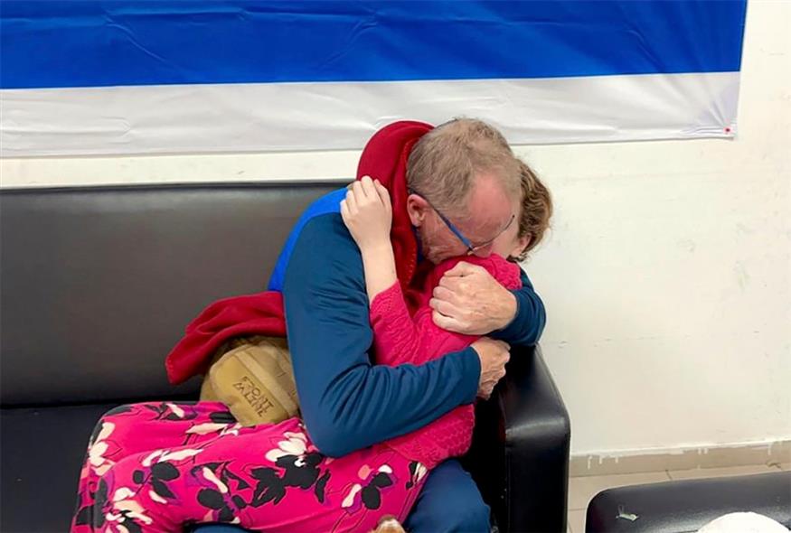 Η επανένωση της Έμιλι Χαντ με τον πατέρα της (The Israeli Army via AP)