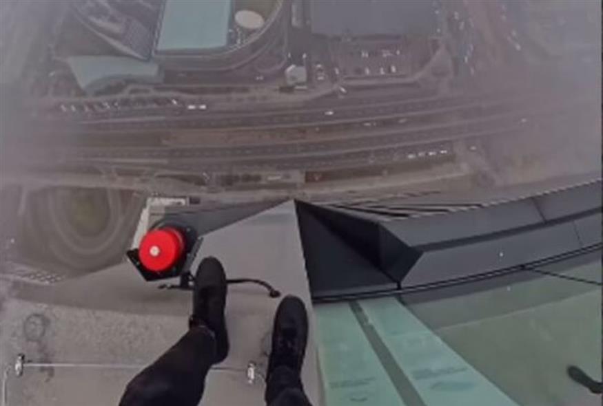 Άλμα από κτίριο στη Βαρσοβία (video capture)