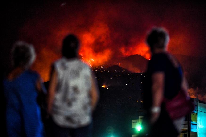 Μαίνεται η μάχη με τις φλόγες στο Λουτράκι (Copyright: Eurokinissi)