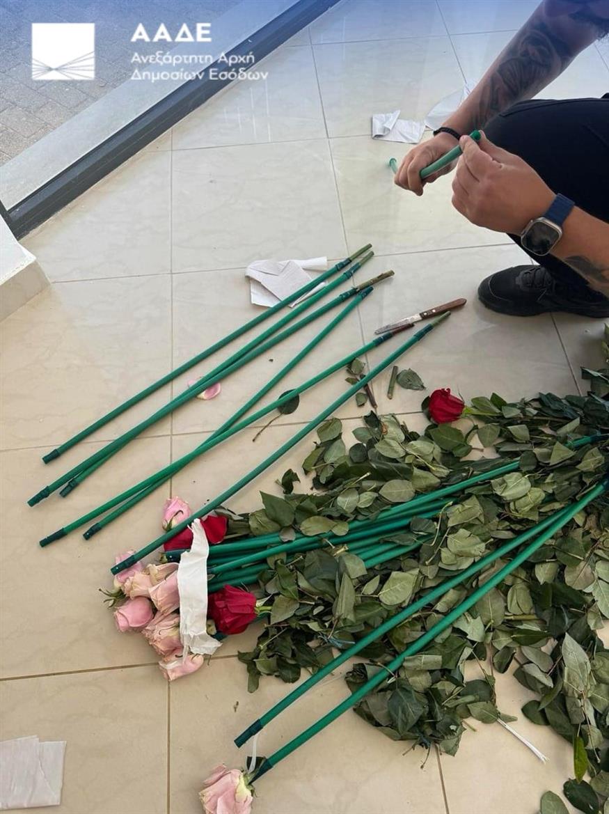 «Τα άνθη του κακού»: Από την Μπογκοτά σε ανθοπωλείο της Λούτσας - Έτσι διακινούσαν 84 κιλά κοκαΐνης «Τα άνθη του κακού»: Από την Μπογκοτά σε ανθοπωλείο της Λούτσας - Έτσι διακινούσαν 84 κιλά κοκαΐνης