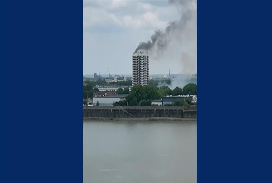 φωτιά σε ουρανοξύστη στο ανατολικό Λονδίνο/capture