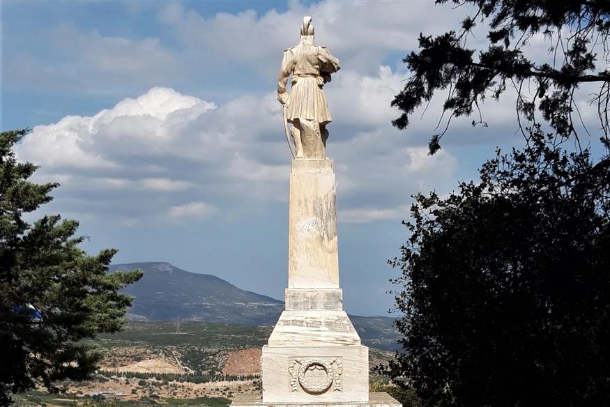 Ορθός κοιτάζοντας τον κάμπο από τα Δερβενάκια ο Κολοκοτρώνης...