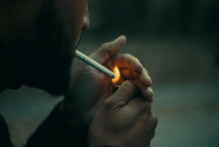 Κάπνισμα (Unsplash/Donny Jiang)