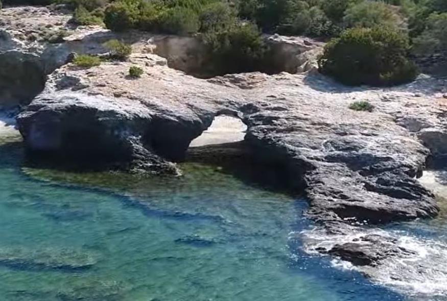Η μοναδική παραλία που βρίσκεται μέσα σε κρατήρα (Video Capture)