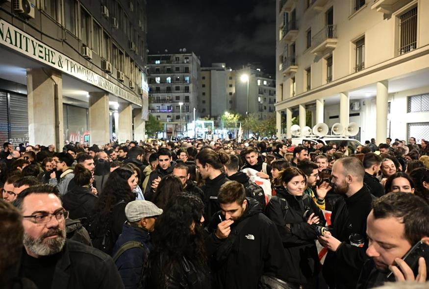 Φωτογραφία από τη συγκέντρωση στο υπουργείο (ΜΙΧΑΛΗΣ ΚΑΡΑΓΙΑΝΝΗΣ/EUROKINISSI) Φωτογραφία από τη συγκέντρωση στο υπουργείο (ΜΙΧΑΛΗΣ ΚΑΡΑΓΙΑΝΝΗΣ/EUROKINISSI)