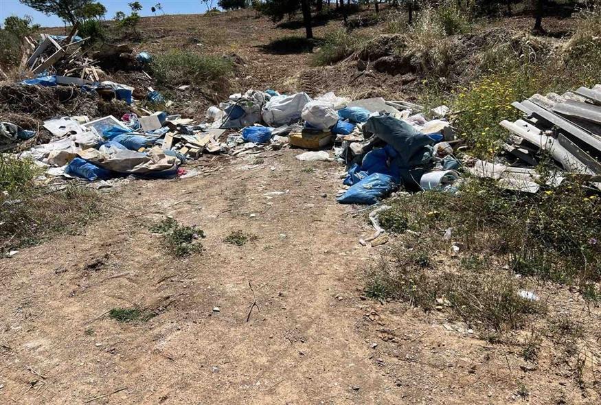 Μόλις πέταξαν τα μπάζα στο δάσος του Μαρκοπούλου
