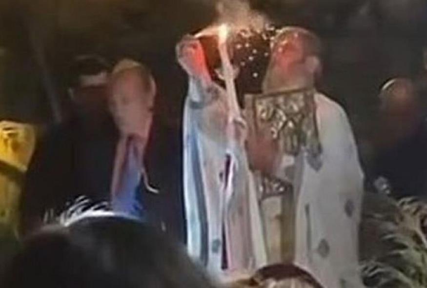 Παπάς πέταξε δυναμιτάκι μετά το «Χριστός Ανέστη» (Video Capture)