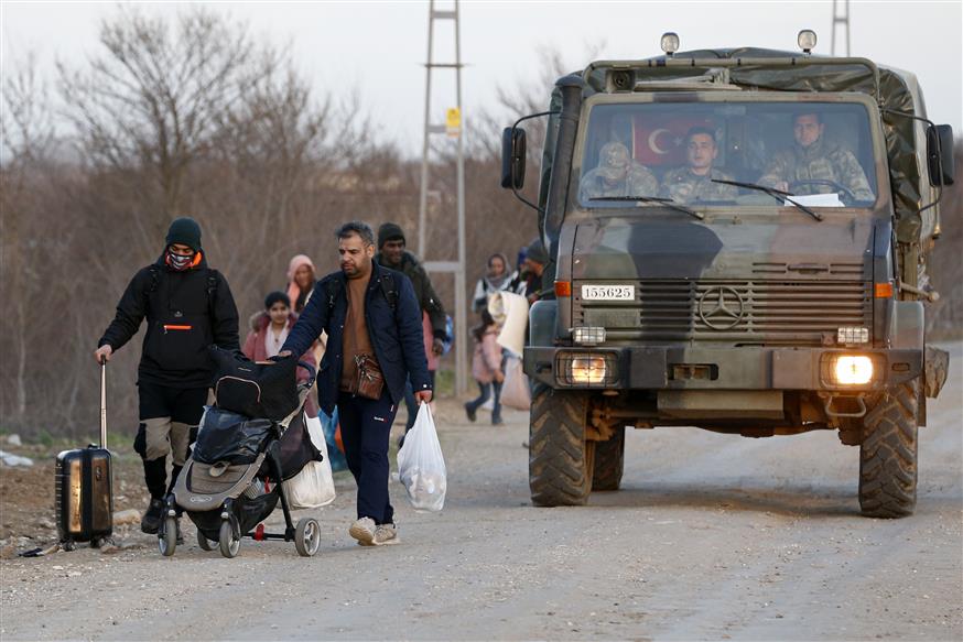 Πρόσφυγες, μετανάστες κοντά στα ελληνοτουρκικά σύνορα (AP Photo/Darko Bandic)