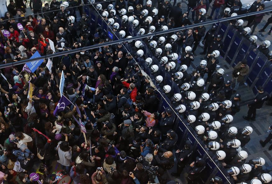 Αστυνομικοί επιτίθενται σε διαδήλωση κατά της βίας στις γυναίκες (AP Photo/Lefteris Pitarakis)
