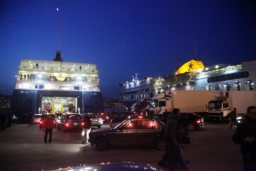 Πλοία στο λιμάνι τη νύχτα/Eurokinissi