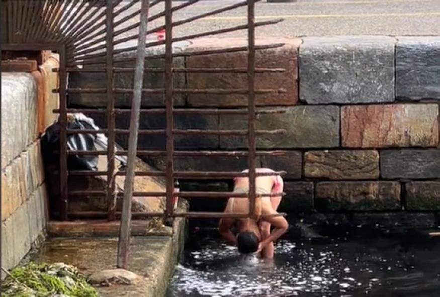 Τι άλλο θα δούμε; Νεαρή έλουζε τα μαλλιά της στον Θερμαϊκό! (Screenshot)