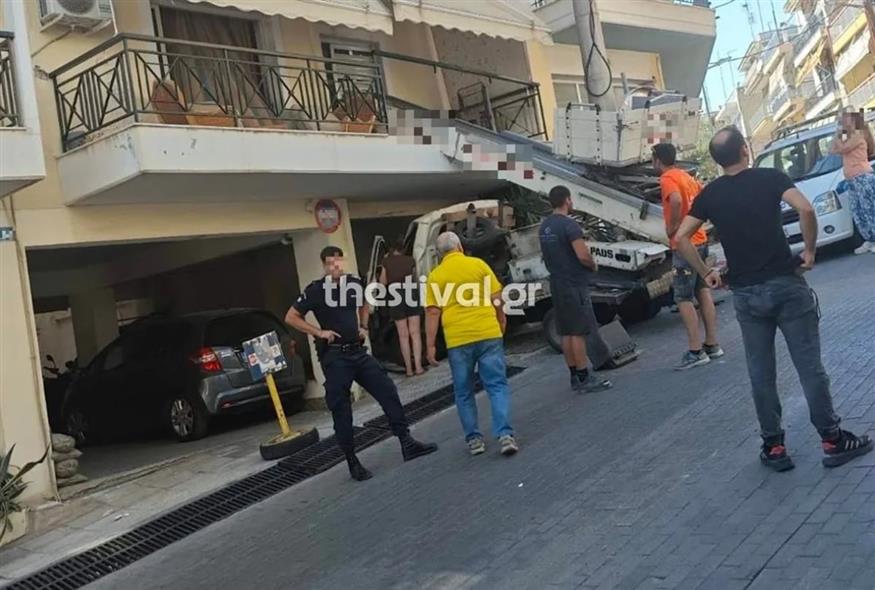 Γερανός «μπούκαρε» σε όροφο πολυκατοικίας και στη Θεσσαλονίκη