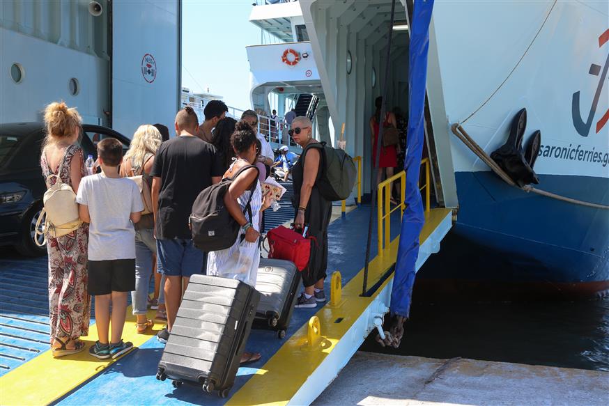 Επιβάτες ετοιμάζονται να επιβιβαστούν σε πλοίο (eurokinissi)