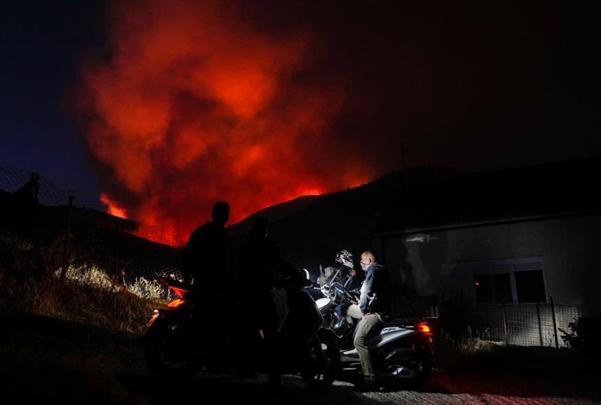 Στιγμιότυπο από τη φωτιά στην Πεντέλη/AP Photos