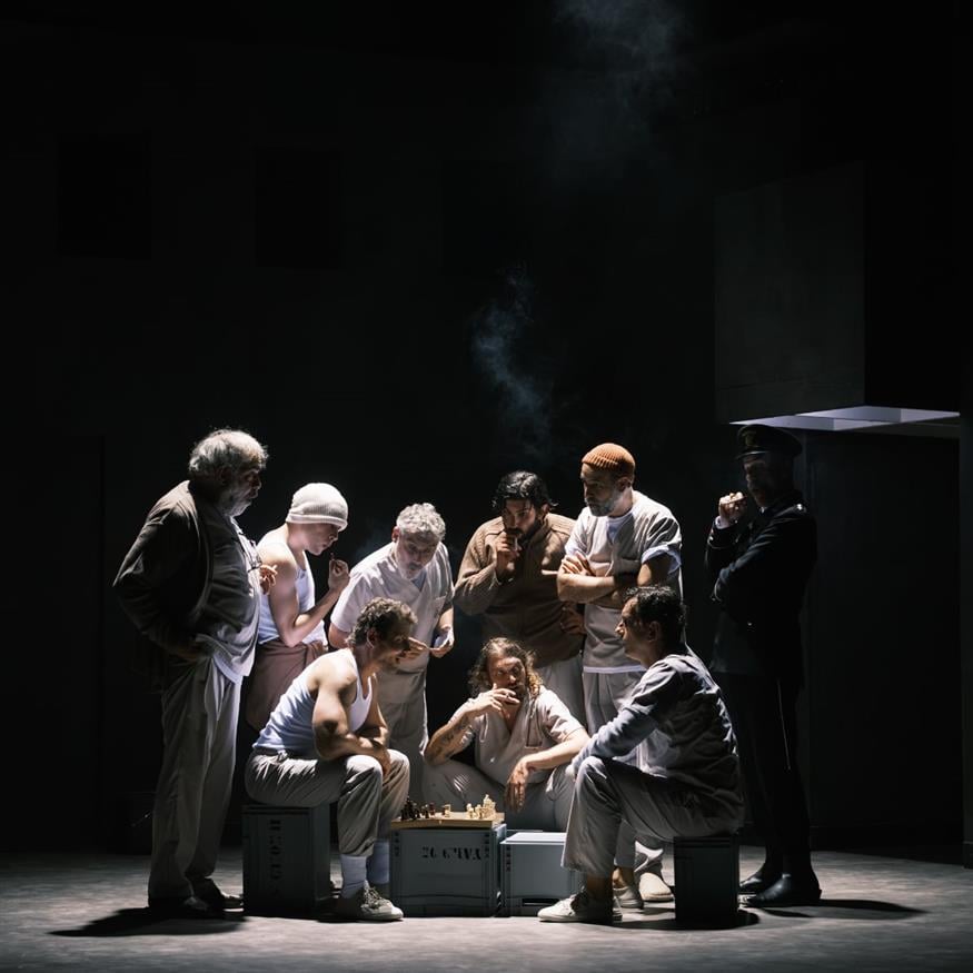 Τελευταίας εξόδου: Ρίτα Χέιγουορθ Στην παράσταση «Τελευταίας εξόδου: Ρίτα Χέιγουορθ» συμμετέχουν οι Νίκος Ψαρράς, Δημήτρης Παπανικολάου, Μάνος Βακούσης, Γιάννης Μποσταντζόγλου, Νέστορας Κοψιδάς, Γιώργος Ρούφας, Κρις Ραντάνοφ, Αναστάσης Γεωργούλας, Βασίλης Μπεσίρης, Αντώνης Χρήστου και Νίκος Ιατρού (Copyright: Πάτροκλος Σκαφίδας)