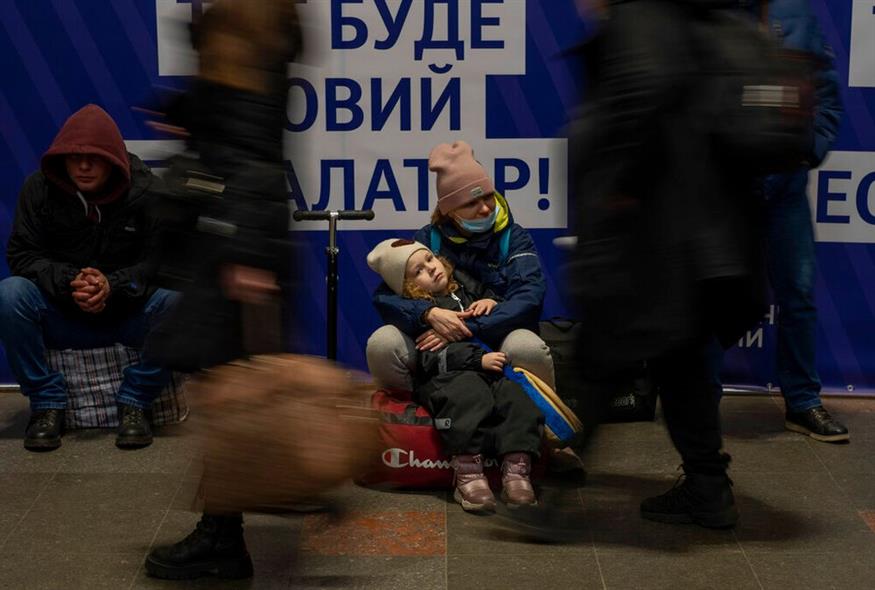 Ουκρανοί σε καταφύγιο/AP Photo/Emilio Morenatti