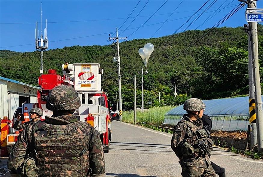 Μπαλόνια με σκουπίδια και ακαθαρσίες στη Νότια Κορέα έστειλε η Βόρεια Κορέα  (Jeonbuk Fire Headquarters via AP)