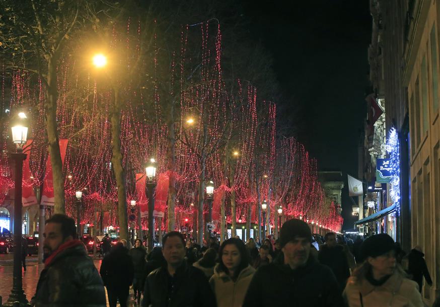 Χριστούγεννα στο Παρίσι/(AP Photo/Michel Euler)