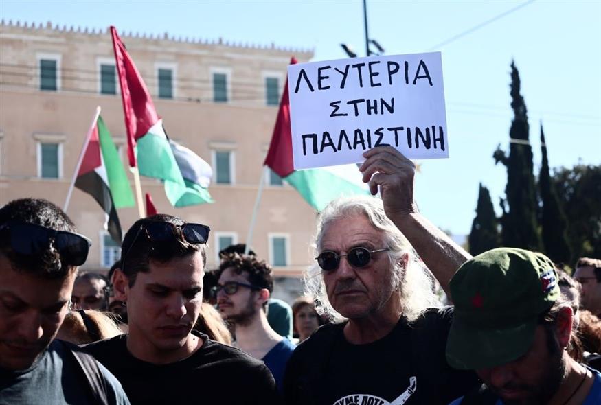 Στιγμιότυπο από τη συγκέντρωση υπέρ του παλαιστινιακού λαού στην πλατεία Συντάγματος (Eurokinissi)