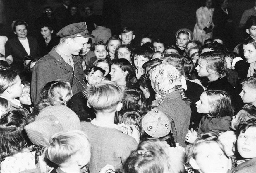 Παιδάκια υποδέχονται στο Βερολίνο τον Γκέιλ Χάλβορσεν. /copyright Ap Photos