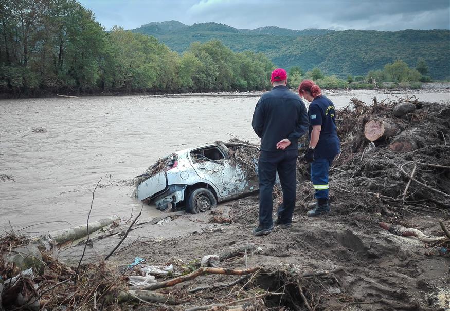 Το όχημα αγνοούμενης γυναίκας ξεβράστηκε σε μιαν άκρη του ποταμού Παμίσου στο Μουζάκι (eurokinissi)