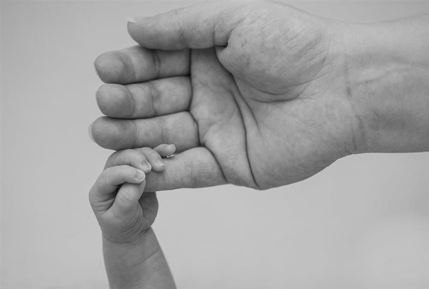 Τα χέρια μιας μητέρας και του μωρού της (Pixabay)