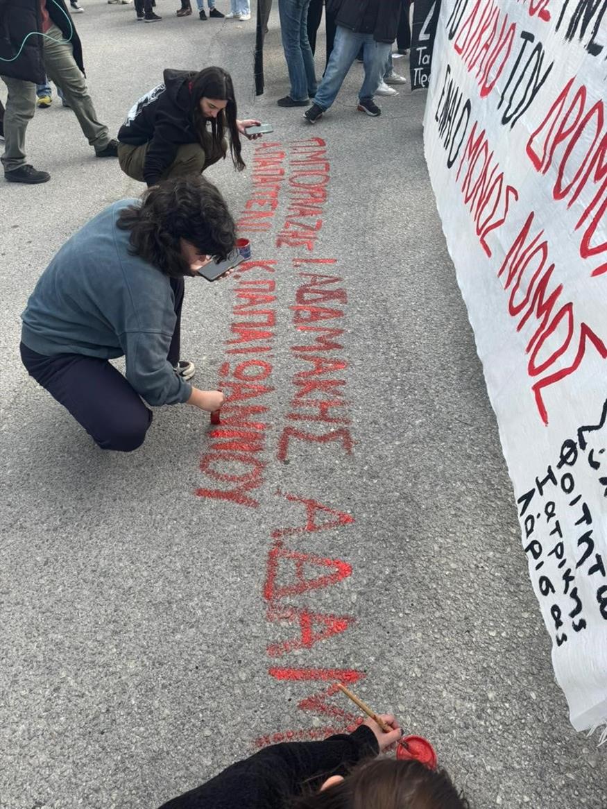 Γράφουν τα ονόματα των θυμάτων στον προαύλιο χώρο του «ΓΑΙΟΠΟΛΙΣ» Γράφουν τα ονόματα των θυμάτων στον προαύλιο χώρο του «ΓΑΙΟΠΟΛΙΣ»