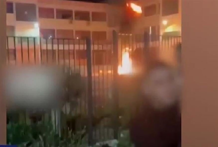 Μαθητές πετούν βεγγαλικά σε σχολείο (GLOMEX)