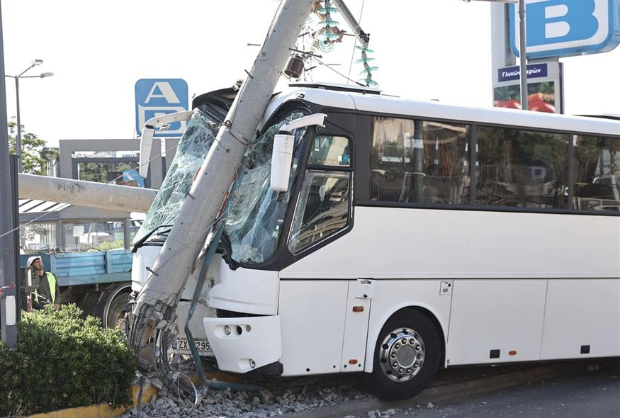 Λεωφορείο προσέκρουσε σε κολώνα στη Λεωφόρο Λαυρίου / Intime News