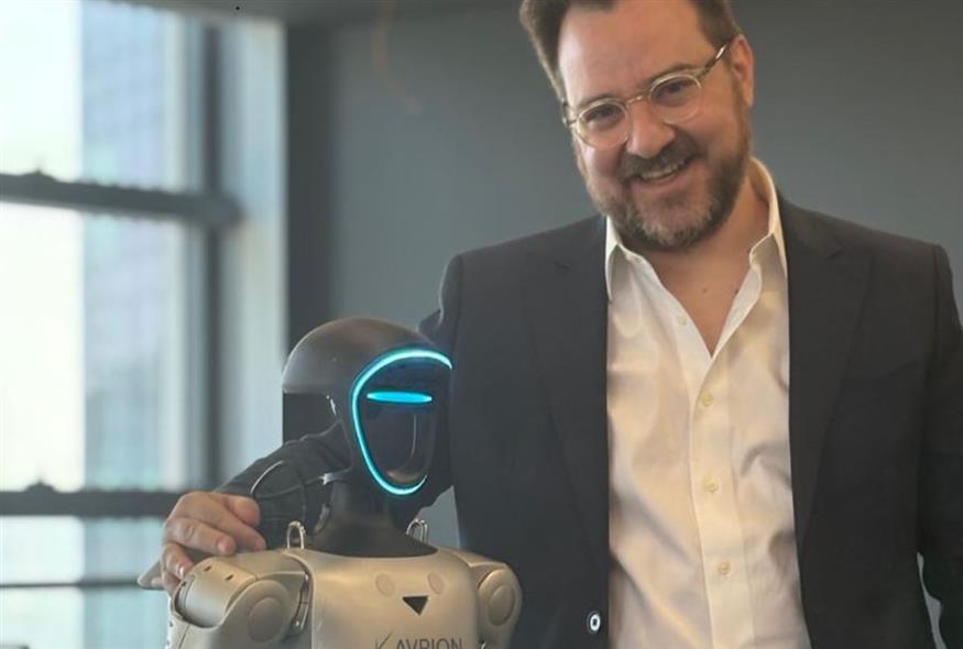 Ο Παύλος Τσιάπος και το ρομπότ της AVRION