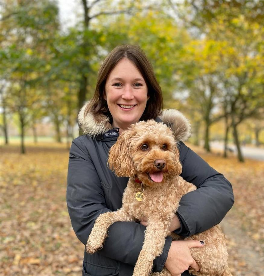 «Είμαι αδιόρθωτη παρατηρήτρια ανθρώπων, η μισή μου προσοχή είναι πάντα στους γύρω μου» λέει η Freya Sampson (Copyright: Instagram)