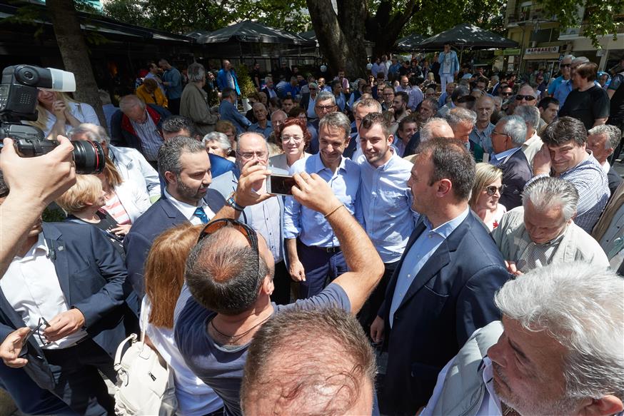 Ο πρόεδρος της ΝΔ Κυριάκος Μητσοτάκης συνομιλεί με πολίτες (Γραφείο Τύπου ΝΔ)