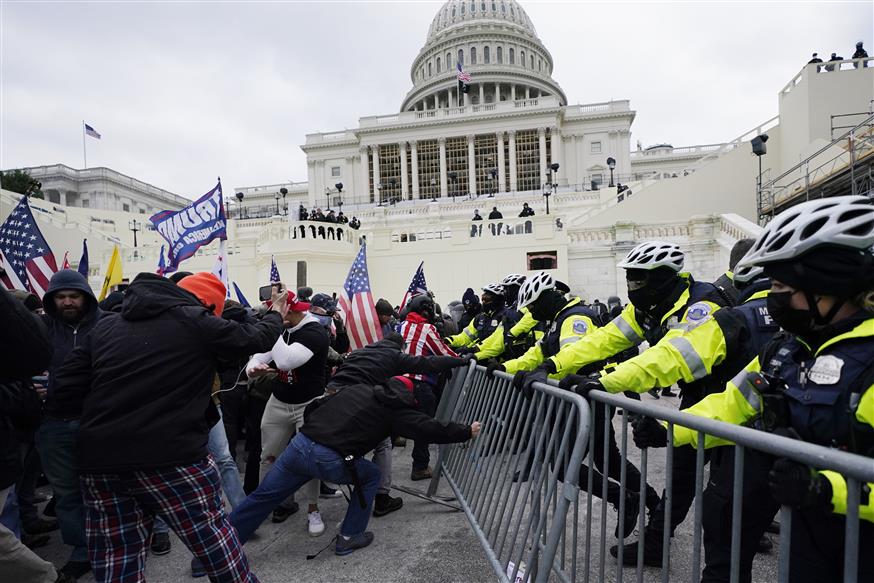 Εισβολή οπαδών του Τραμπ στο Καπιτώλιο/Copyright: AP Photo/Julio Cortez