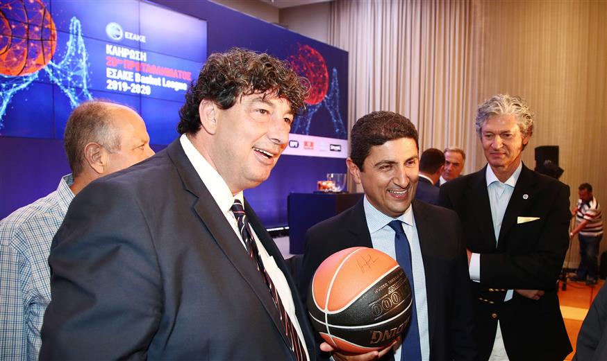 Ο Βαγγέλης Γαλατσόπουλος με τον Υφυπουργό Αθλητισμού Λευτέρη Αυγενάκη(intime)