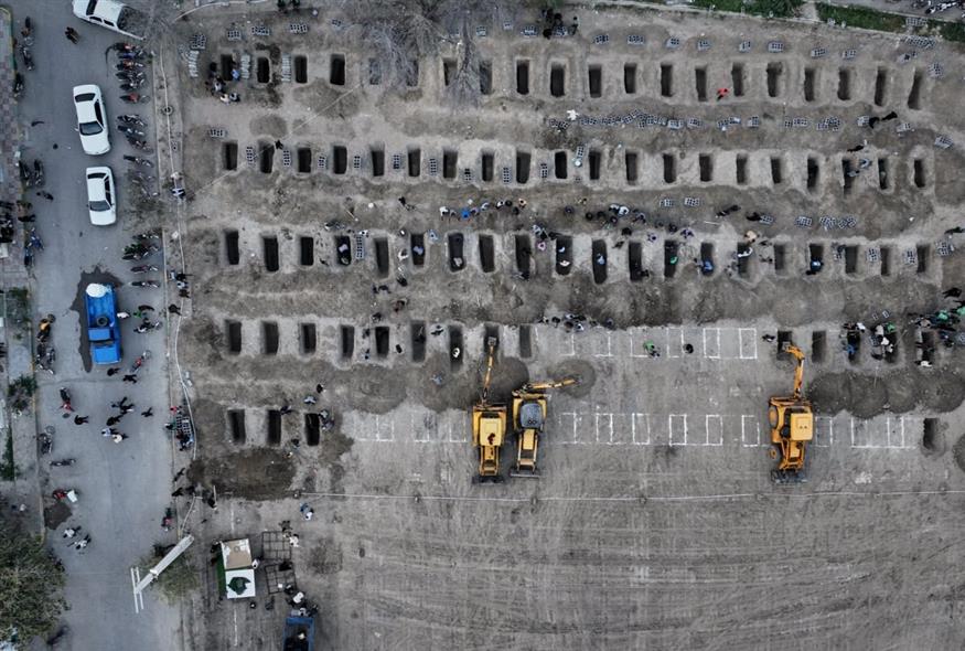 Η μαζική ταφή των μαθητριών (Iranian Foreign Media Department via AP)