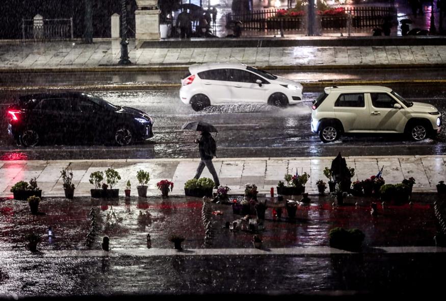 Καταιγίδα στην Αθήνα (ΓΙΑΝΝΗΣ ΠΑΝΑΓΟΠΟΥΛΟΣ/EUROKINISSI) Καταιγίδα στην Αθήνα (ΓΙΑΝΝΗΣ ΠΑΝΑΓΟΠΟΥΛΟΣ/EUROKINISSI)