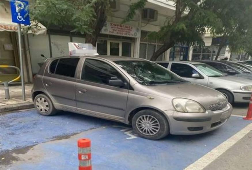 Δάσκαλος οδήγησης στη Θεσσαλονίκη πάρκαρε σε θέση ΑΜΕΑ/ert