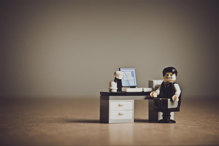 Μόνος εργαζόμενος σε γραφείο/pixabay.com