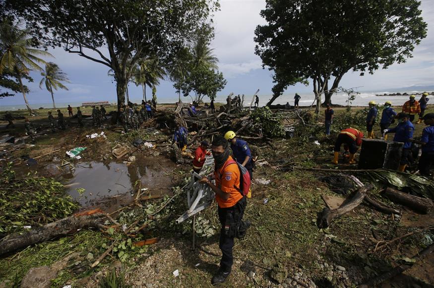 Ομάδες διάσωσης αναζητούν επιζώντες (AP Photo/Achmad Ibrahim)