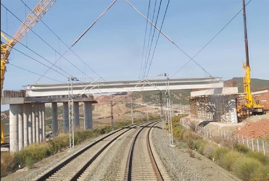Γέφυρα τοποθετείται χωρίς τη διακοπή της σιδηροδρομικής κυκλοφορίας