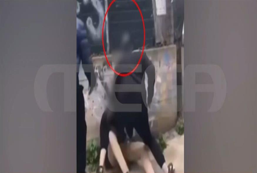 Άγριος ξυλοδαρμός 15χρονου έξω από σχολείο στην Αθήνα/Video Capture MEGA